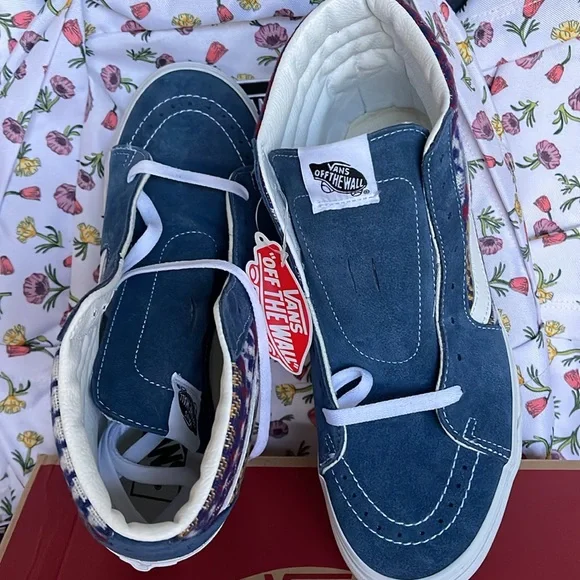 Vans Men’s Sk8-Hi
Fair Isle Blue/Multi
VN0A7Q5NBER
Sneakers - Picture 13 of 16